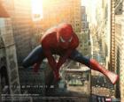 Супергероем Человек-паук прыгали между зданиями в городе размахивая своими паутину